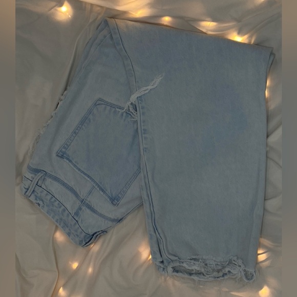 Good American Light Blue Distressed Women’s Jeans - Picture 5 of 14